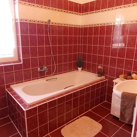 Eden Apartmanhaz アパート