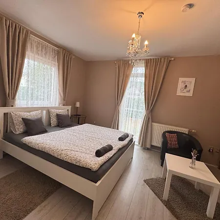 Eden Apartmanhaz Διαμέρισμα *