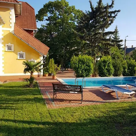 Eden Apartmanhaz Διαμέρισμα *