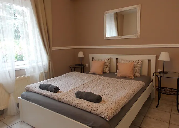 Eden Apartmanhaz דירה *