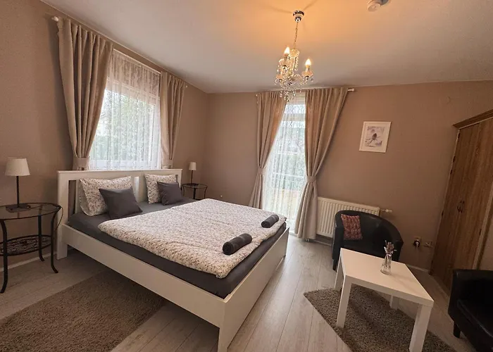 Eden Apartmanhaz דירה *